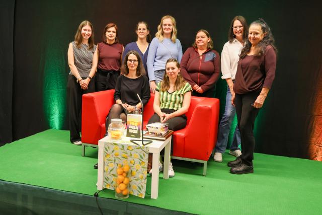 Foto Ulrike Haidacher mit Büchereiteam Lebring