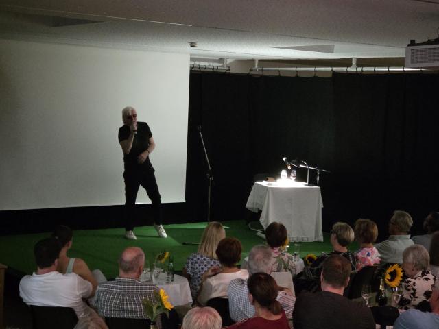 Reinhold Bilgeri singt