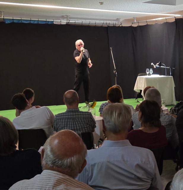 Reinhold Bilgeri singt