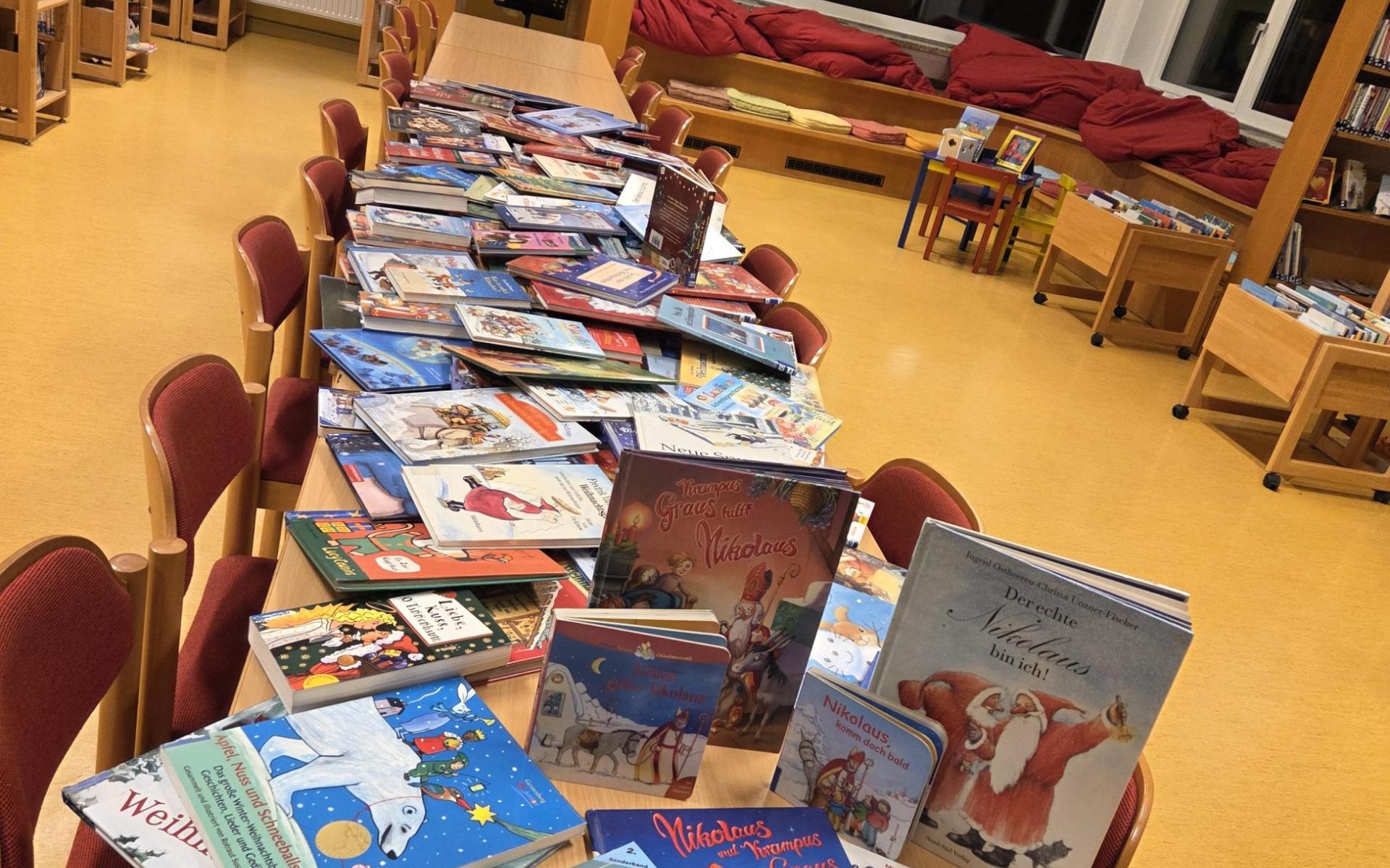 Foto Tisch mit Weihnachtsbüchern