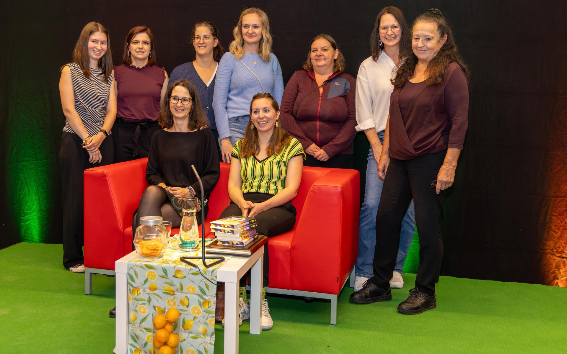 Foto Ulrike Haidacher mit Büchereiteam Lebring