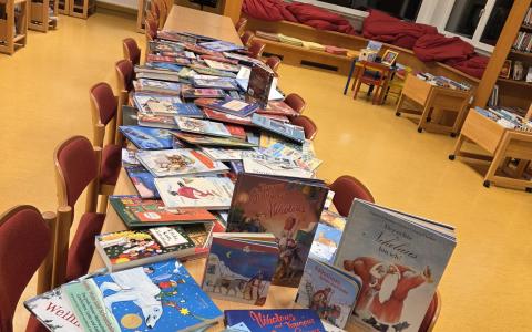 Foto Tisch mit Weihnachtsbüchern
